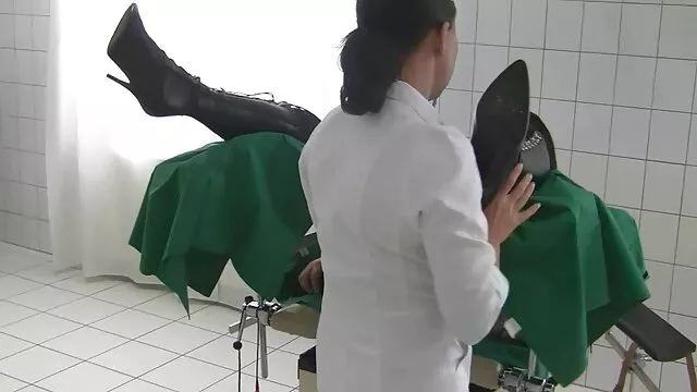 パイロットは、地下鉄の車の中で女性を保持しています エロ 動画 イケメン 3p
