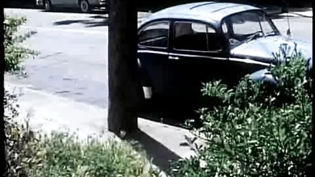 ソファの上に座って三人のカップル イケメン アダルト ビデオ