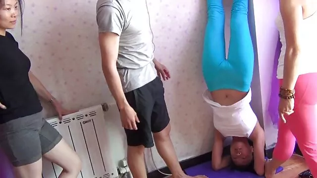 美しい若いブロンドを取っての男厄介な イケメン av
