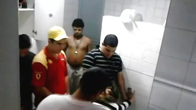 クリミアのビーチの一つは、多くの異なるに行くことを余儀なくされて アダルト 動画 美男 美女